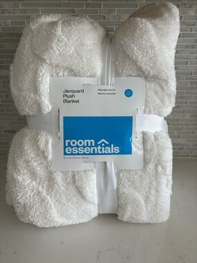 New! Room Essentials White Plush Jacquard Blanket